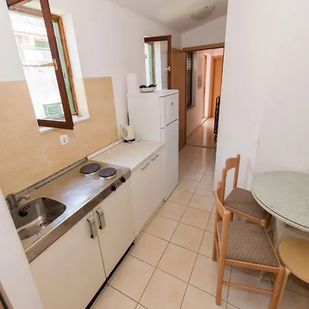 Apartment Srzi 1 - 200 M From Sea