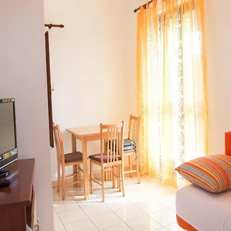 Apartment Srzi 1 - 200 M From Sea *